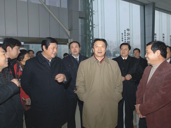 时任中华全国供销合作总社党组书记王君（前排右二）到蜜桃网站入口可看集团调研