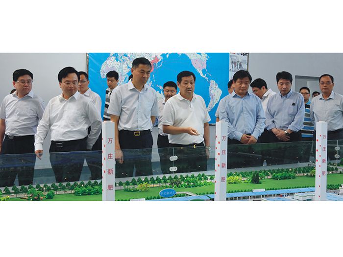 安阳市委书记李公乐（左三）上任伊始即赴蜜桃网站入口可看调研